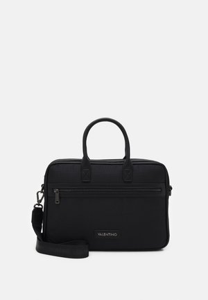 Porte-documents noir Valentino avec poche avant zippée, poignées supérieures et bandoulière amovible sur fond blanc.