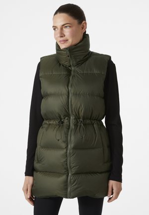 Olivine puffer vest met hoge kraag, ritsluiting, koordsluiting in de taille en gequilt textuur. Draagt over een zwart longsleeve top.