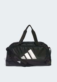 Svart duffelbag med to håndtak og en avtakbar skulderstropp; har et stort sølvfarget Adidas-logo og en teksturert stoffoverflate.