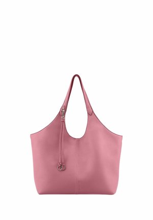 Sac fourre-tout en cuir rose pâle avec large bandoulière, coutures discrètes et pompon décoratif suspendu à une bague en métal.