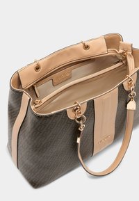 Tumša rakstaina somiņa ar bēša krāsas ādas akcentiem un gludu iekšpusi. Aprīkota ar zelta toņa metāla detaļām un diviem rokturiem ērtai nēsāšanai.