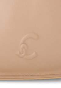 Beige leren tas met een reliëflogo. Soepele structuur met een subtiele glans en nette stiksels langs de randen.