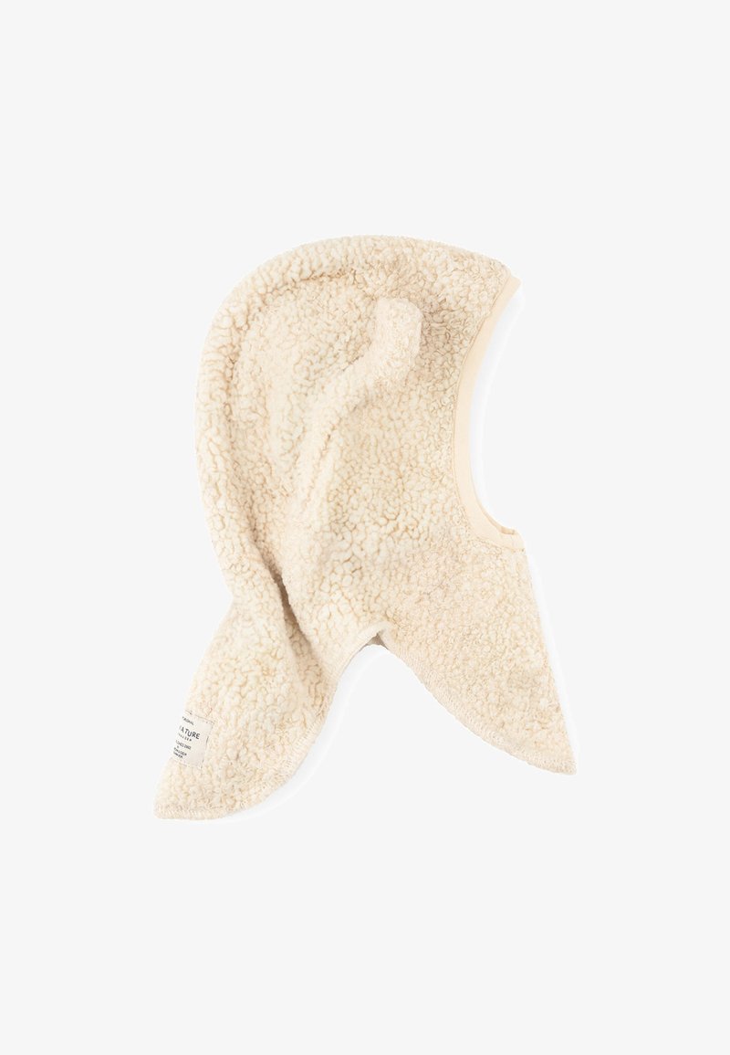 Cappello in pile color crema con una superficie texturizzata e soffice e paraorecchie. Presenta un bordo liscio e un piccolo etichetta sul lato.