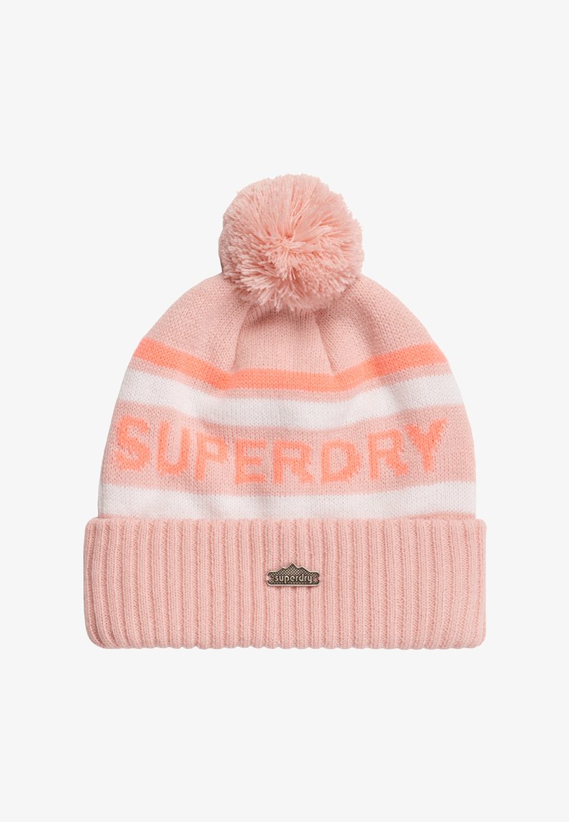 Roze gebreide beanie met witte en oranje strepen, voorzien van een grote pompon bovenop en een logo-patch op de omgevouwen geribbelde manchette.