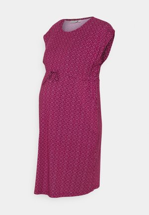 Sukienka ciążowa w żywej magencie z geometrycznym białym wzorem, krótki rękaw, okrągły dekolt oraz dopasowana talia dla wsparcia.