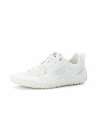 Weißer Sportschuh mit strukturiertem Obermaterial, elastischen Schnürsenkeln und einer robusten Gummisohle mit geometrischem Muster.