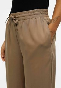 Object OBJTILDA TALULA LONG NOOS - Housut - fossil