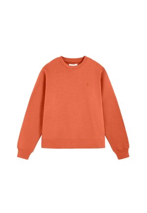 Sudadera de manga larga con cuello redondo en naranja quemado con puños y bajo acanalados y pequeño logo bordado en el pecho izquierdo.
