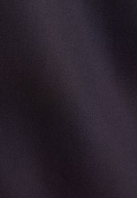 Ciemnoszara tkanina przypominająca węgiel drzewny o gładkiej, ciasno tkanej fakturze, ukazująca subtelne fałdy i cienie.