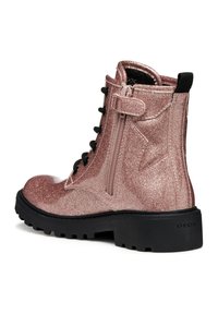 Bottines à paillettes roses avec une fermeture éclair sur le côté, des lacets noirs, une semelle en caoutchouc et un accent en forme d'étoile. Comprend une languette pour un enfilage facile.