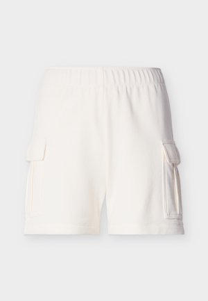 Białe bawełniane szorty z elastycznym pasem i kieszeniami cargo po obu stronach, pokazane na jednolitym jasnym tle.