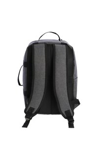 Mochila de tela gris con correas traseras de malla negra, asas resistentes y un compartimento principal con cremallera. Presenta un diseño ergonómico para mayor comodidad.