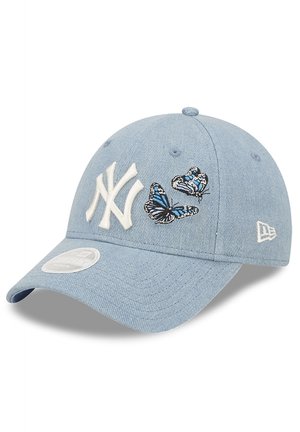 Lichtblauwe baseballpet met wit New York-logo en twee geborduurde blauwe vlinders op de voorste rechterkant.