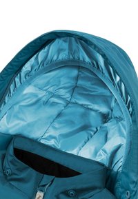 Teal Steppjacke mit Kapuze und satinartiger Innenseite, ausgestattet mit Knopfschluss und sichtbarem, gestepptem Polster, entworfen für Wärme und Komfort.