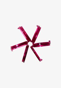 Viisi toisiinsa liittyvää rengasta, jotka on valmistettu läpinäkyvästä vaaleanpunaisesta akryylistä. Rengasissa on tasainen, sileä pinta ja kulmat, ja ne on aseteltu tähtimäiseen kuvioon.