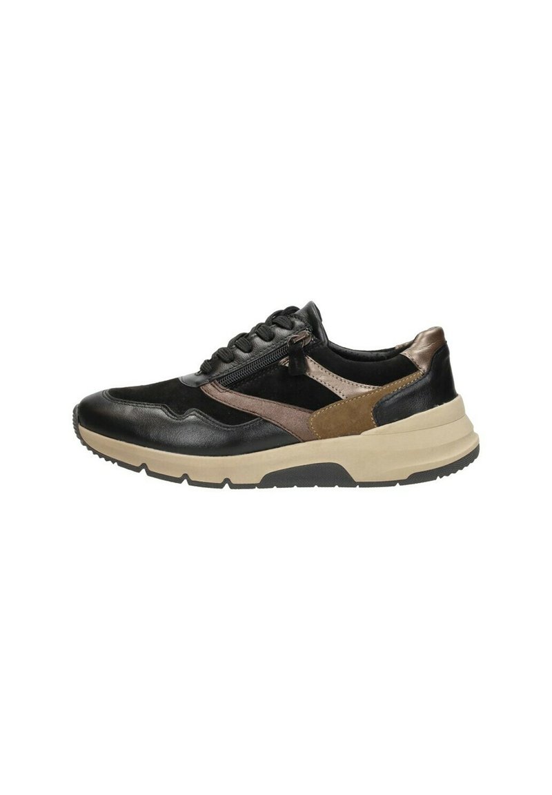 Chaussure en cuir noire et marron avec une tige texturée, présentant un design à lacets et une semelle légère couleur crème. Détails d'accent le long du côté.