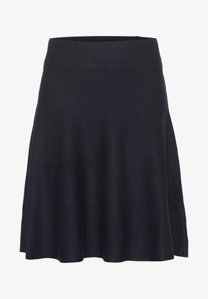 Fekete kötött szoknya, szoros derékrésszel, amely finoman bővül az aljáig. Simá szövet és egyszerű dizájn, további minták vagy díszítések nélkül.