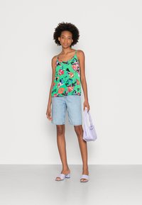 ONLY ONLNOVA LIFE PARIS SINGLET - Top - island green