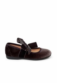 Velvetowe buty w stylu Mary Jane w ciemnobrązowym kolorze, z okrągłym noskiem, wyposażone w szeroką aksamitną kokardę i płaską gumową podeszwę.