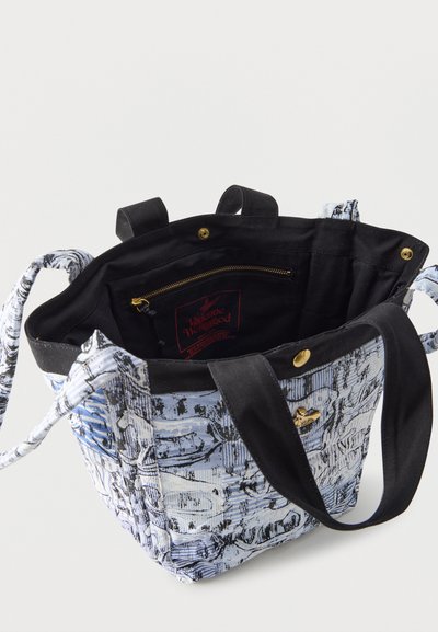 Μικρή τσάντα χειρός με μαύρες λαβές, μπλε και λευκό αφηρημένο μοτίβο, ανοιχτό πάνω μέρος που αποκαλύπτει μαύρο εσωτερικό με τσεπάκι με φερμουάρ και χρυσά κουμπιά πατιλέτας.