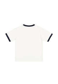Camiseta blanca de manga corta con un cuello de punto en azul marino y puños de las mangas. Ajuste simple y casual, sin diseños ni patrones adicionales.