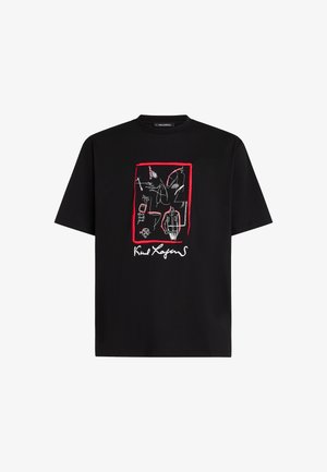 Zwarte katoenen t-shirt met een rechthoekige grafiek met witte en rode lijntekeningen, inclusief abstracte vormen en tekst. Korte mouwen.