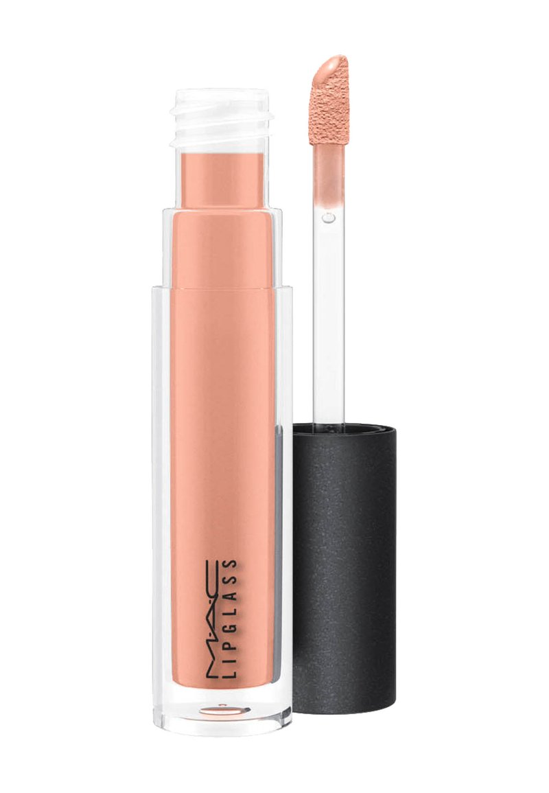 MAC Lipglass med en klar sylinderformet tube som viser en lys ferskenfarge væske. Inkluderer en svart applikatorhette og en myk, teksturert applikator.