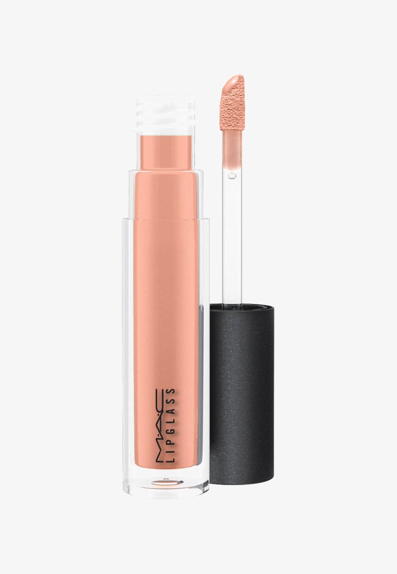 Lipglass di MAC in un tubo cilindrico trasparente che mostra un liquido color pesca chiaro. Include un cappuccio applicatore nero e una punta di wand morbida e texturizzata.