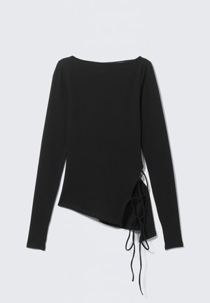 Top nero a maniche lunghe con orlo asimmetrico e laccetti laterali. Realizzato in tessuto morbido, presenta una scollatura ampia e una silhouette aderente.