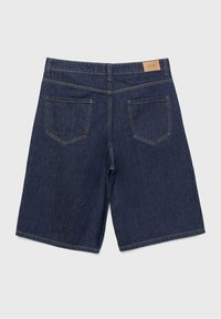 Denim shorts in deep blue, featuring a straight cut, two back pockets, and a tan leather label on the waistband. Classic stitching detail.