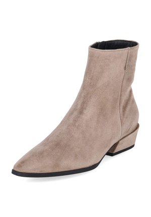 Beige Wildleder-Stiefelette mit spitzer Kappe, Blockabsatz und schwarzer Sohle, aus leicht seitlicher Perspektive gezeigt.