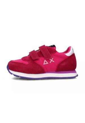 Scarpa sportiva rosa realizzata con un mix di materiali scamosciati e in rete. Presenta cinturini in Velcro, un colletto imbottito e una suola viola.