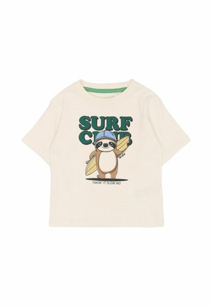 Cremefarvet t-shirt med korte ærmer med en tegneserie-dovendyr iført en blå kasket, der holder et surfbræt, og teksten "SURF CLUB" i grønt.