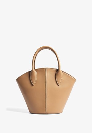 Tan leren handtas met een geometrisch ontwerp, ronde bovenkant, dubbele handgrepen en zichtbare stiksels langs de naden. Glad van textuur.