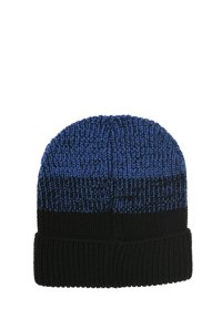 Berretto di maglia con un motivo a strisce blu e nere, caratterizzato da un design testurizzato. La parte inferiore è una fascia a coste nera uniforme.