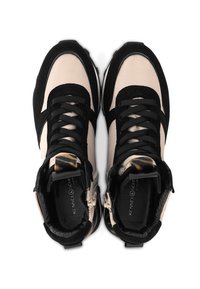 Sneakers za kostkę z mieszanką czarnego zamszu i beżowego neoprenu, z czarnymi sznurówkami, zapięciem na zamek oraz akcentem w leopardzi wzór na pięcie.