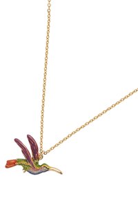 Gouden ketting met een kleurrijke emaille kolibrie hanger met groen, paars, blauw, rood en gouden details in volle vlucht.