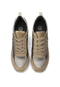 Scarpe da ginnastica color nocciola e argento con tomaia in rete, dettagli in suede, punta rotonda, lacci piatti e chiusura con zip laterale. Texture morbida e materiali a contrasto.