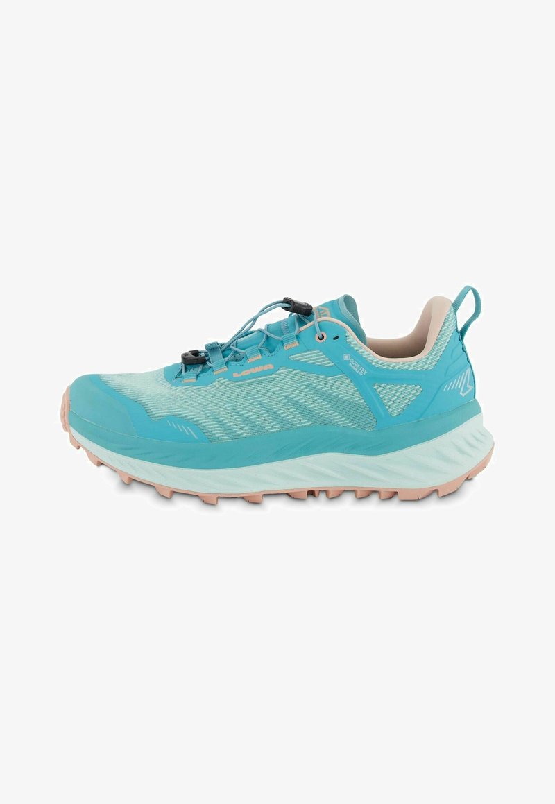 Türkisfarbene Trail-Laufschuhe mit atmungsaktivem Mesh-Obermaterial, Gummisohle und Schnellschnürsystem. Auffällige pinke Akzente an der Außensohle.