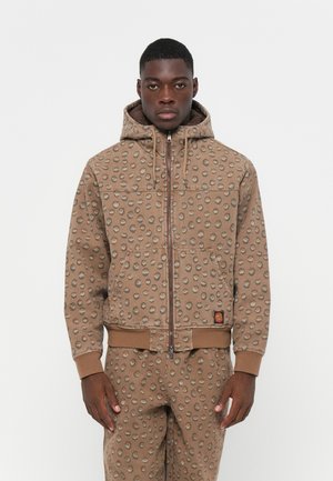 Bruine hoodie met een gestructureerd vlekkenpatroon, ritssluiting, koordjes voor de capuchon en zijzakken. Gemaakt van zacht materiaal met ribgebreide manchetten.