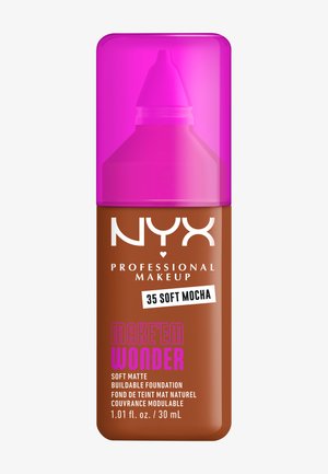 Bouteille brune avec un bouchon rose, étiquetée "NYX Professional Makeup Make'em Wonder Soft Matte Foundation 35 Soft Mocha" en polices grasses.