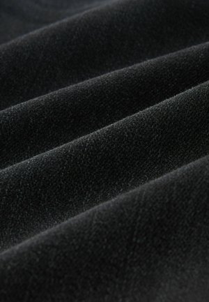 Musta kangas, jossa on pehmeä, tekstuurinen pinta, jossa on hienovaraisia aaltoja ja taitoksia, luoden ulottuvuutta rikkaan ulkonäön.