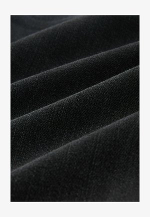 Mustaline kangas, millel on pehme ja tekstuurne pind, millel on peened sooned ja voldid, luues ruumilise ja rikkaliku välimuse.