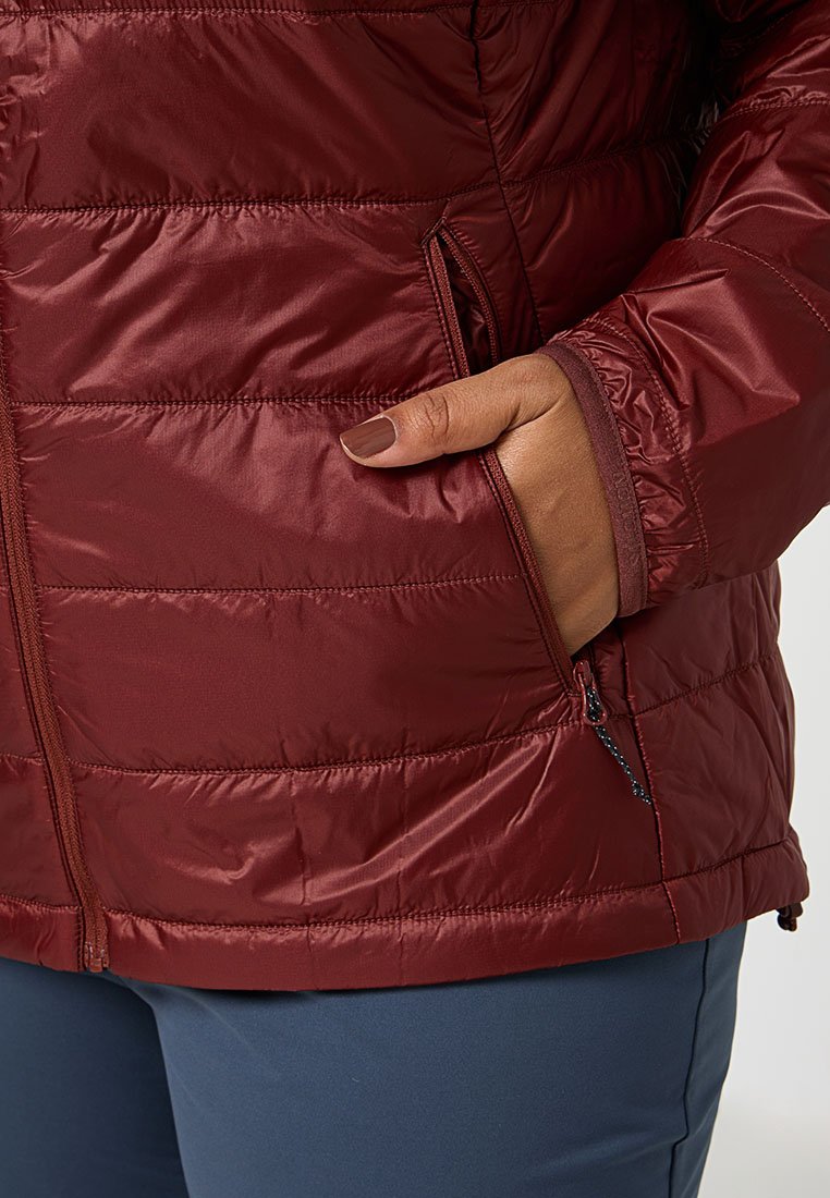 Chaqueta de plumas burdeos con patrón acolchado horizontal, bolsillos laterales y cremallera. Tela suave y brillante con puños elásticos.