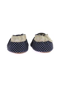 Scarpe morbide a pois blu navy con una finitura in tessuto beige alla caviglia. Suola testurizzata per una presa migliore, design a punta rotonda.