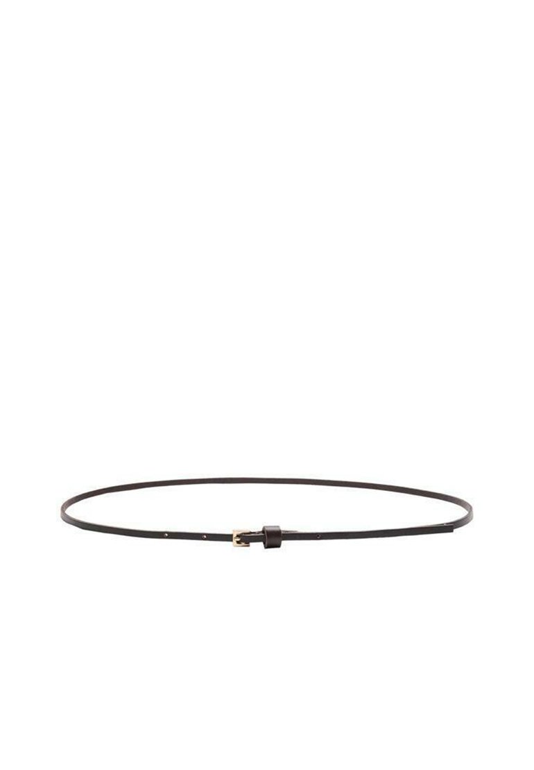 Brun læderbælte med et slankt design, der har en guldtonet spænde og en lille løkke til at sikre den overskydende rem. Minimalistisk stil.