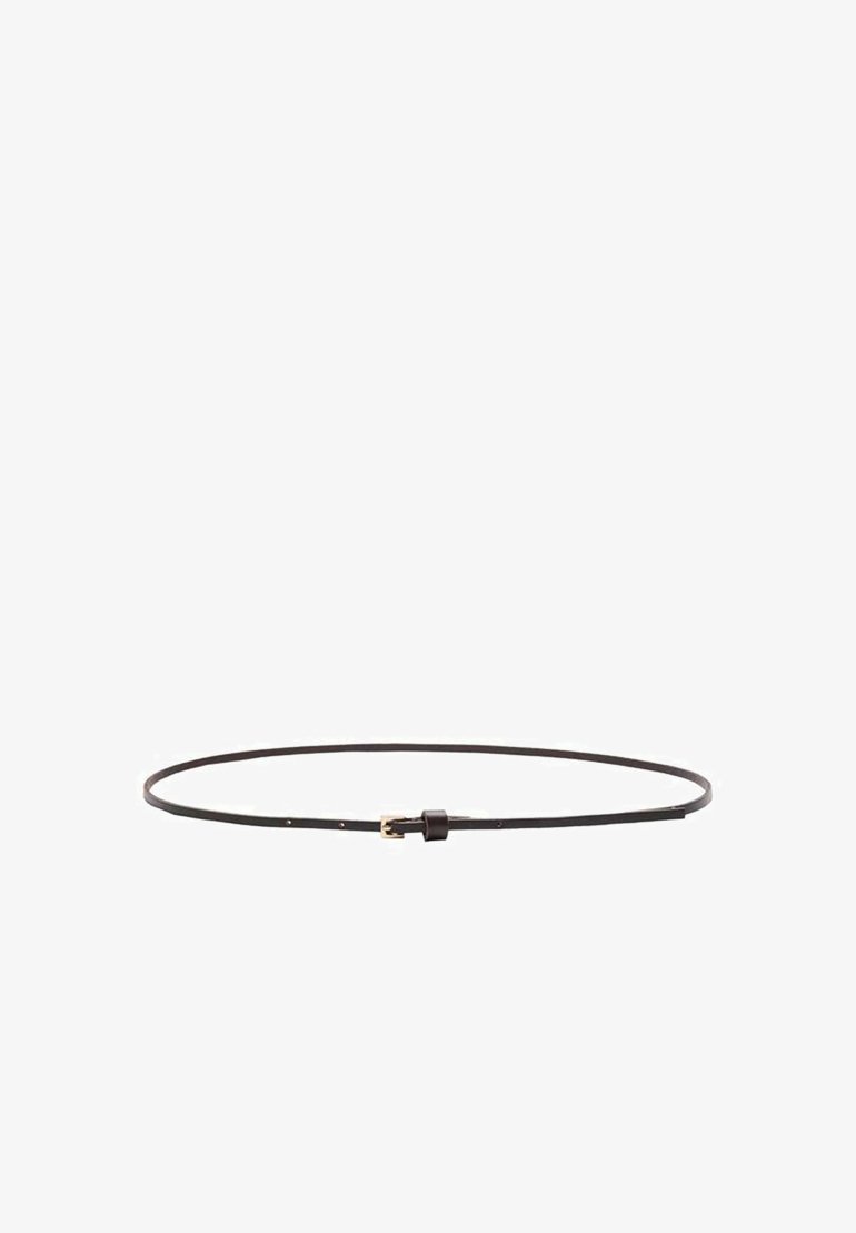 Brun læderbælte med et slankt design, der har en guldtonet spænde og en lille løkke til at sikre den overskydende rem. Minimalistisk stil.
