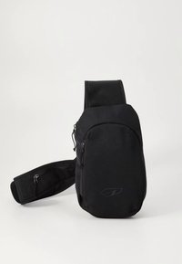 Geantă neagră tip sling, din material neted și durabil, cu buzunar cu fermoar, curea reglabilă și detaliu subtil cu logo în față.