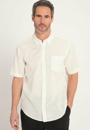 Camicia bianca a maniche corte con bottoni, realizzata in tessuto leggero. Presenta una tasca sul petto e un orlo arrotondato. Design semplice e pulito.
