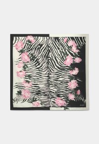 Écharpe à motifs zébrés présentant un motif à rayures noires et blanches avec des pivoine roses le long des bords, encadrée par une bordure contrastante.